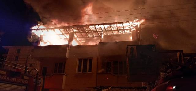 Erbaa'da 3 katlı binanın çatısında korkutan yangın.