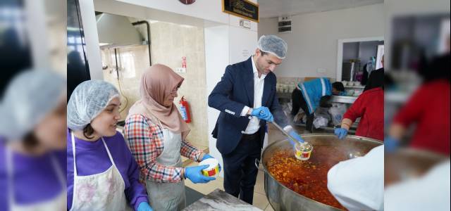 Erbaa Belediyesi her gün 800 kişiye sıcak yemek ulaştırıyor.